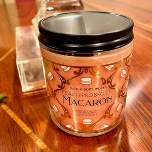 NWT Bath & Body Works Peach Prosecco Macaroon Single Wick Candle.